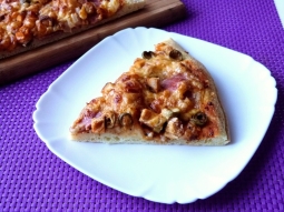 Pizza z baleronem i oliwkami