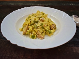 Risotto z szynką, groszkiem w kremowym sosie z serka i parmezanu