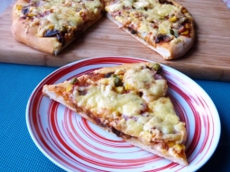 Pizza z boczkiem i kukurydzą
