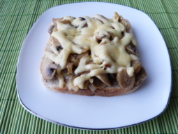 Grzanki z pieczarkami