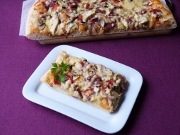 Pizza z salami i mięsem z kurczaka