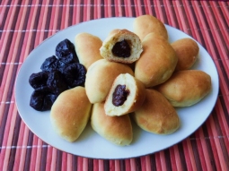 Pierożki z suszonymi śliwkami