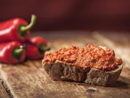 Bułgarska pasta pomidorowo-paprykowa