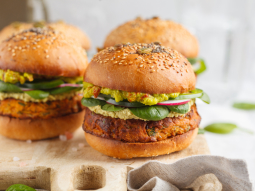 Burgery z batatów z guacamole i karmelizowaną cebulką