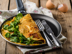 Omlet z kozim serem, karmelizowaną cebulką i roszponką