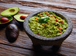 Guacamole z nachosami zapiekanymi z serem