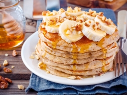 Bananowe pancakes z masłem orzechowym