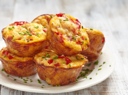 Muffinki jajeczne z papryka i serem