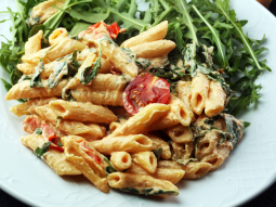 Penne z suszonymi pomidorami i sosem serowym