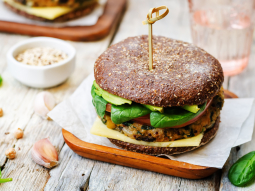 Razowy burger z kurczakiem i sosem mango
