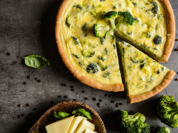 Quiche z brokułem i serem cheddar