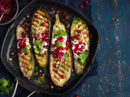 Bakłażan pieczony z pesto i granatem