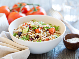 Quinoa z brokułami, sosem jogurtowo - miętowym i orzechami pinii