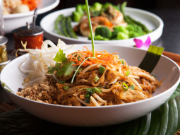 Pad Thai z warzywami z woka i kurczakiem