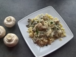 Kurczak z pieczarkami i porem w sosie musztardowym
