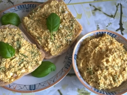 Pasta jajeczna z koperkiem i curry