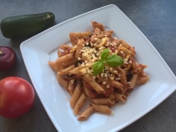Penne z żółtą cukinią w pomidorach