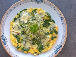 Omlet z jarmużem, gorgonzolą i kiełkami brokułu