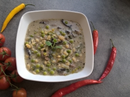 Zupa pieczarkowa z zielonym groszkiem i makaronem
