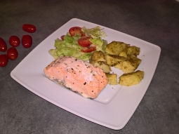 Pieczony filet z łososia z ziemniakami i sałatą