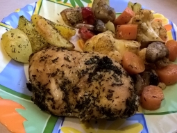 Pierś z kurczaka pieczona z warzywami