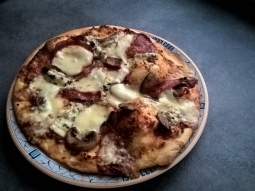 Pizza z salami, gorgonzolą i mozarellą