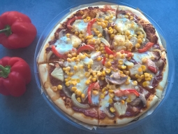Pizza z pieczarkami, ananasem, kukurydzą i papryką