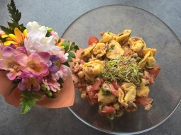 Sałatka z tortellini, tuńczykiem i ciecierzycą