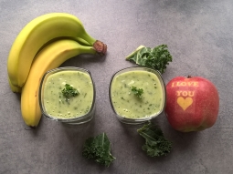 Smoothie z jarmużu, bananów i imbiru
