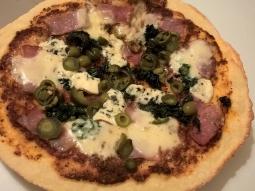 Pizza z szynką parmeńską i jarmużem