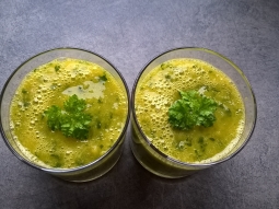 Smoothie z mango i natką pietruszki