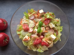 Sałatka z rzodkiewką, marchewką i serem feta