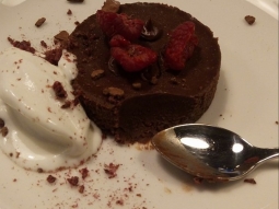 Tarta czekoladowa z malinami