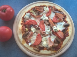 Pizza z szynką, serem, pomidorem i pieczarkami