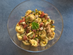 Sałatka z tortellini, pieczonym kurczakiem i koperkiem