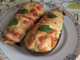 Bakłażan zapiekany z kuskusem, kalarepą, chilli i mozzarellą