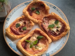Ciasto francuskie z serem i suszonymi pomidorami