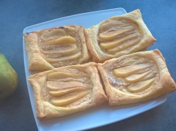 Ciastka francuskie z serem i gruszką