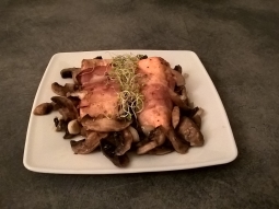 Pstrąg łososiowy w szynce parmeńskiej pieczony na pieczarkach