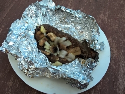 Grillowana kaszanka z pieczarkami i cebulą