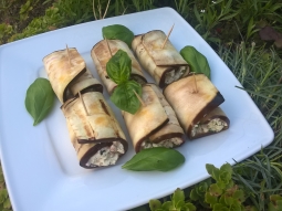 Grillowane roladki z bakłażana z fetą, łososiem i świeżą bazylią