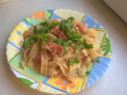 Fettuccine z łososiem i bazylią