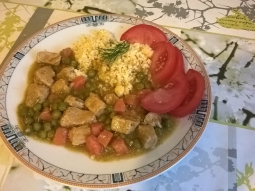 Gulasz wieprzowy z marchewką i groszkiem