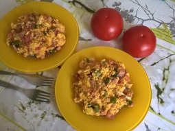 Jajecznica z boczkiem, pomidorem i papryką