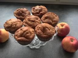 Jogurtowe muffinki z jabłkiem, cynamonem i migdałami