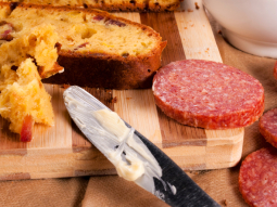 Drożdżowe ciasto z salami