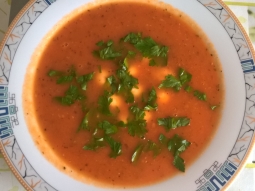 Krem ze świeżych pomidorów z kulkami mozzarelli