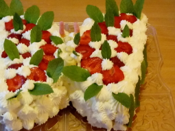 Tort motyl z bitą śmietaną i truskawkami