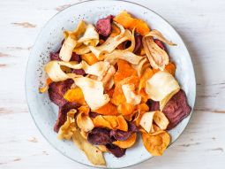 Domowe chipsy z kolorowych ziemniaków
