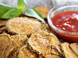 Pieczone chipsy z cukinii z parmezanem